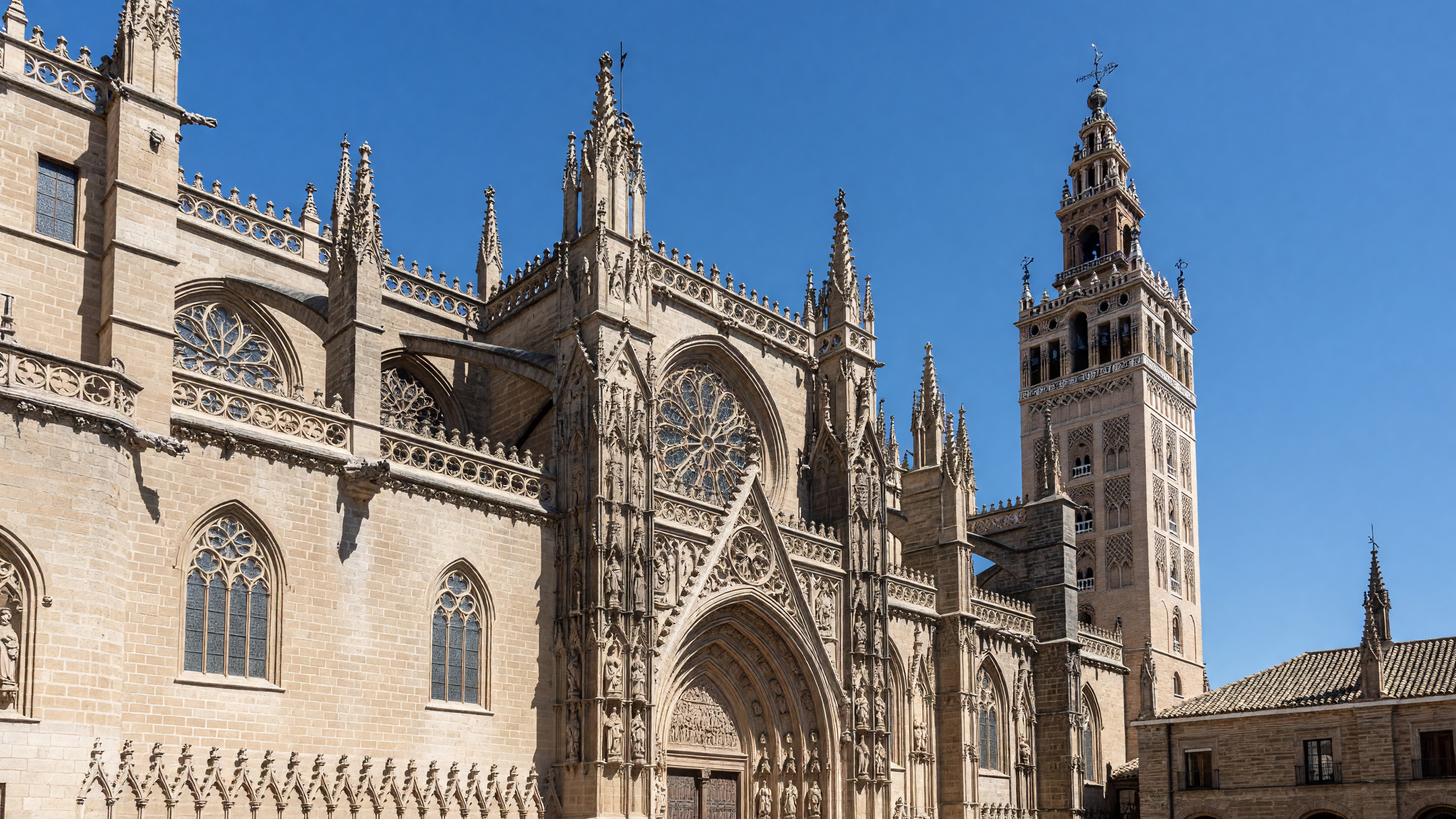 Luz filtrándose a través de los vitrales de la Catedral de Sevilla